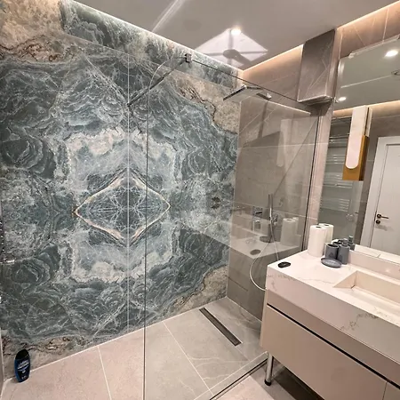 New Lux In The Town Daire