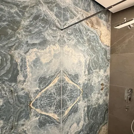 New Lux In The Town Daire *