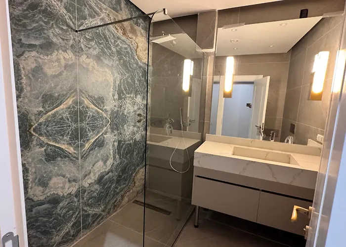 New Lux In The Town Daire