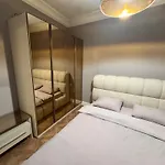 New Lux In The Town 아파트 *