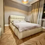 New Lux In The Town 아파트 *