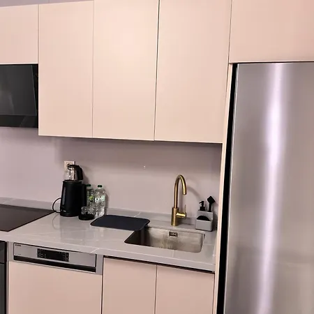 New Lux In The Town Άγκυρα